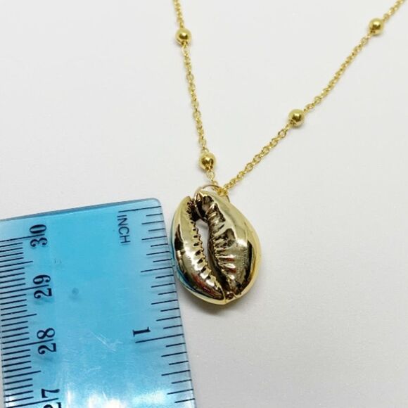 Gold Lovely Cowrie SeaShell Necklace (V1) - Picture 4 of 4